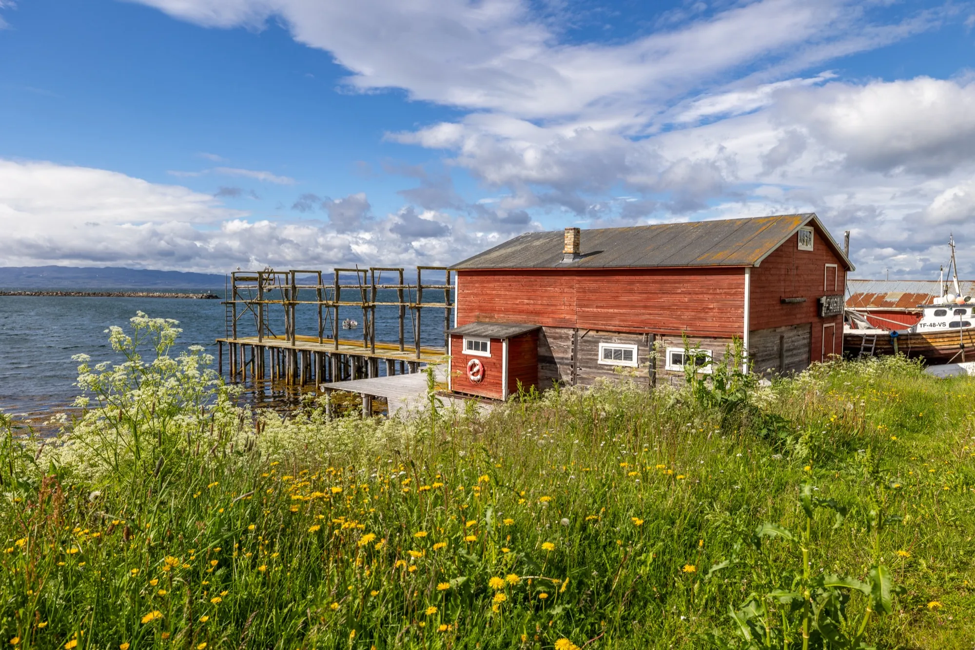Bietilægården med kaianlegget og fiskehjellene ved Varangerfjorden