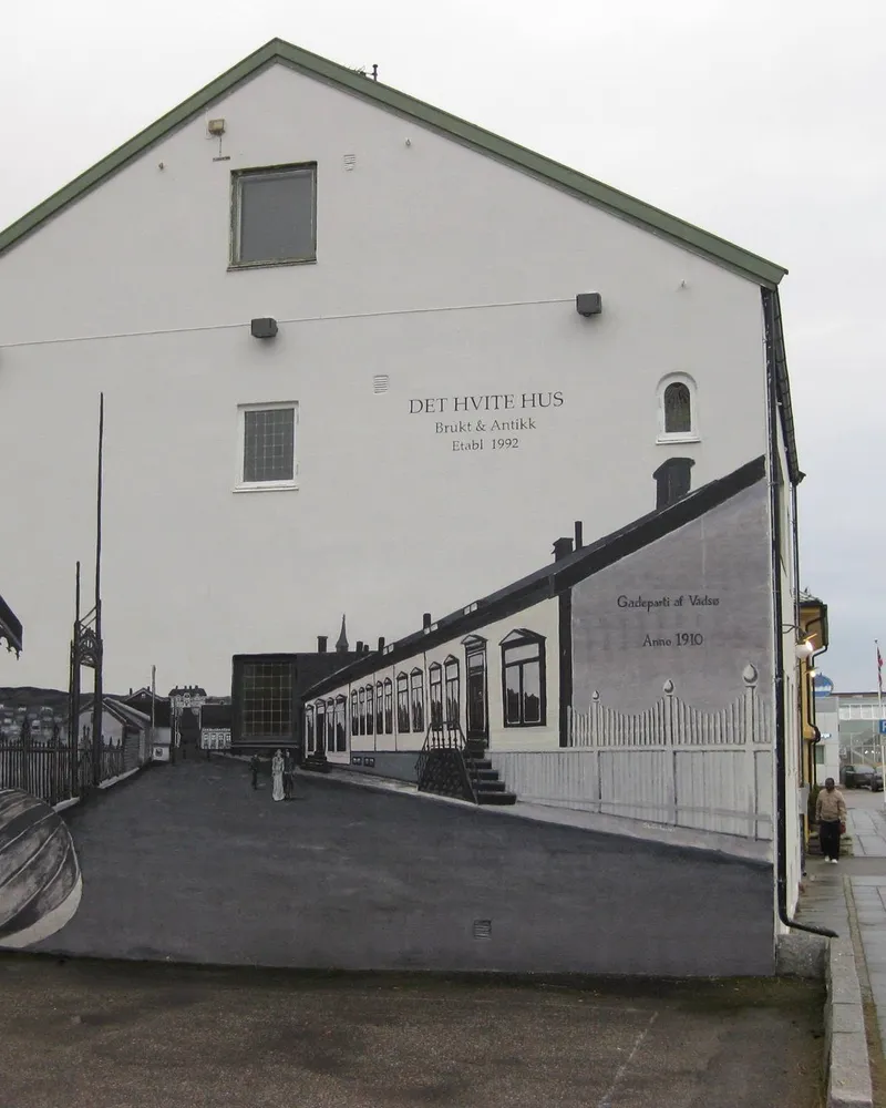 The streetscape painting on the façade of Det Hvite Hus
