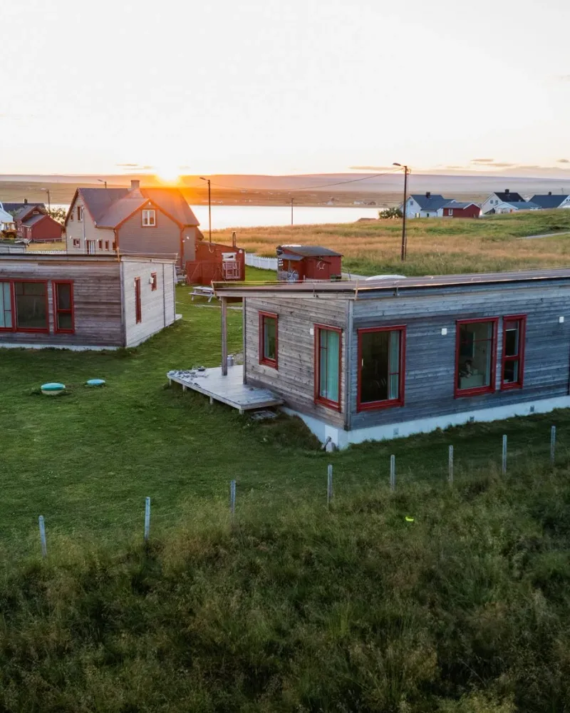 Ekker Island Arctic Lodges hytter i kveldslys