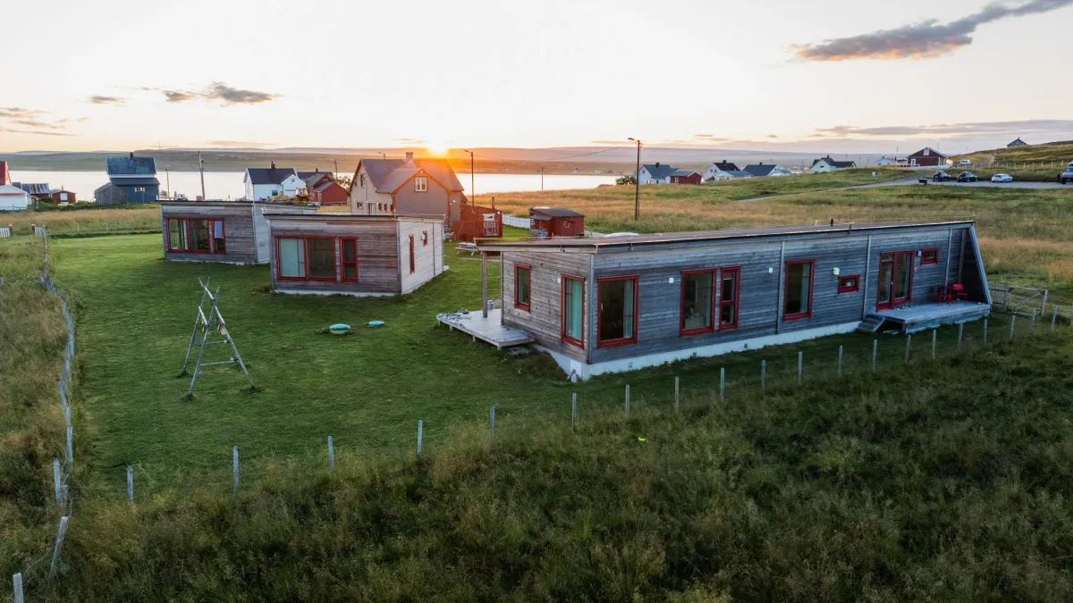 Ekker Island Arctic Lodges hytter i kveldslys