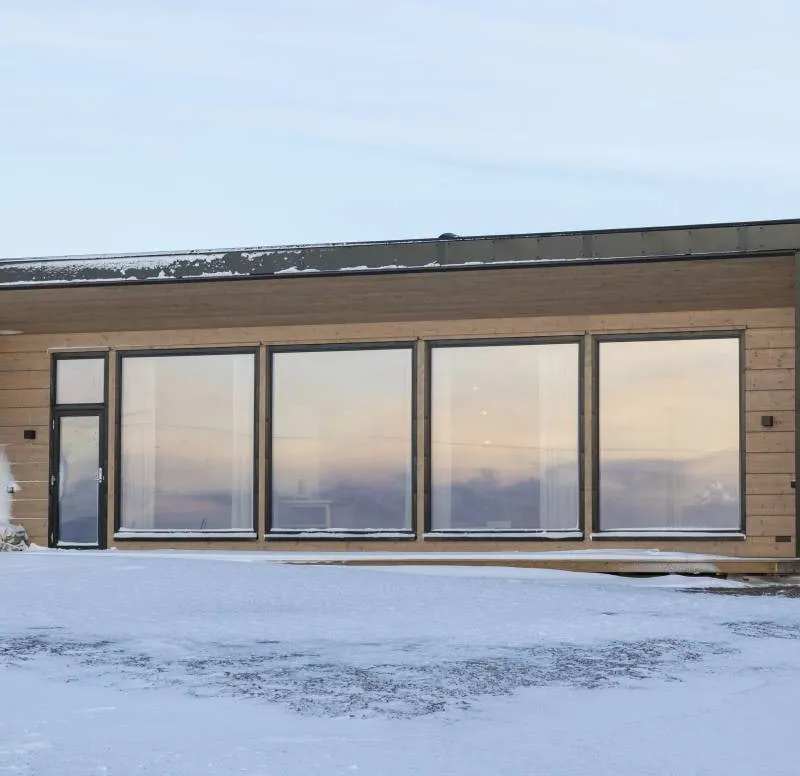 Ekkerøy Lodge i vinterlys ved fjordkanten