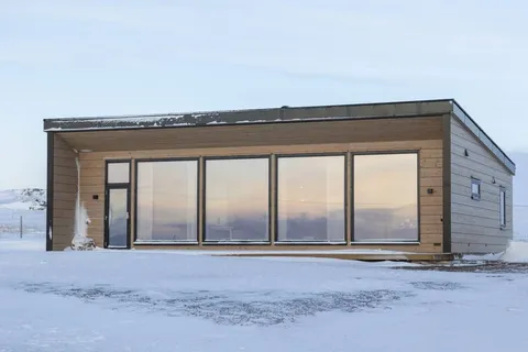 Ekkerøy Lodge i vinterlys ved fjordkanten