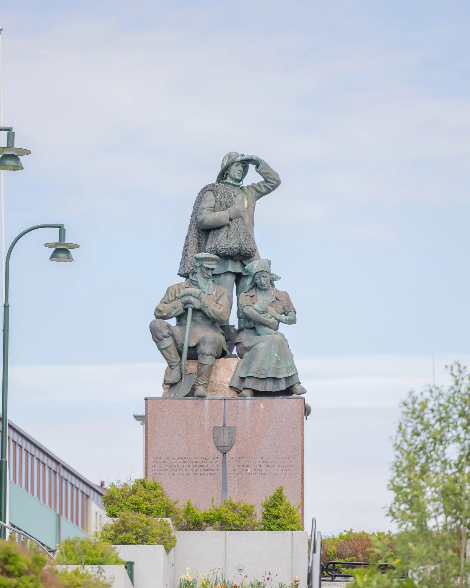 Innvandrermonumentet sett nedenfra