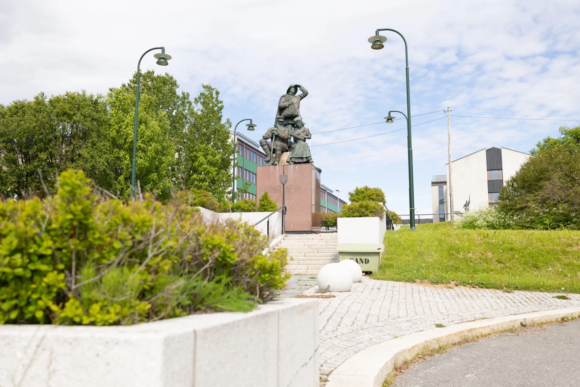 Monumentet med Varangerfjorden bak