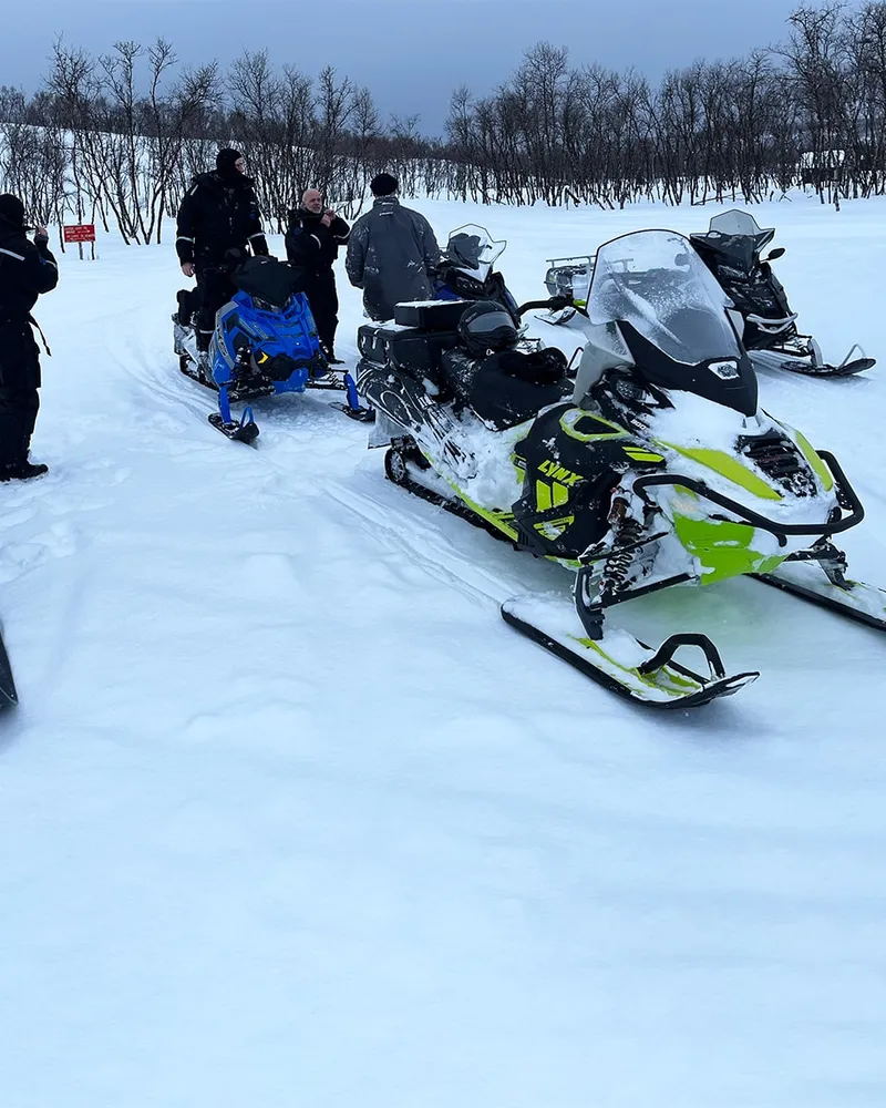 Gruppe med snøscootere på tur i vinterlandskapet ved Jakobselvkaia