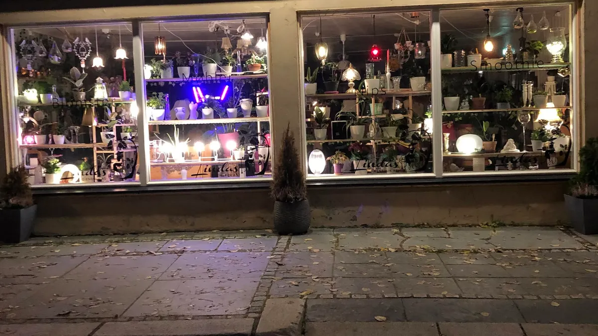 Utstillingsvinduet hos Lindas Gjenbruk