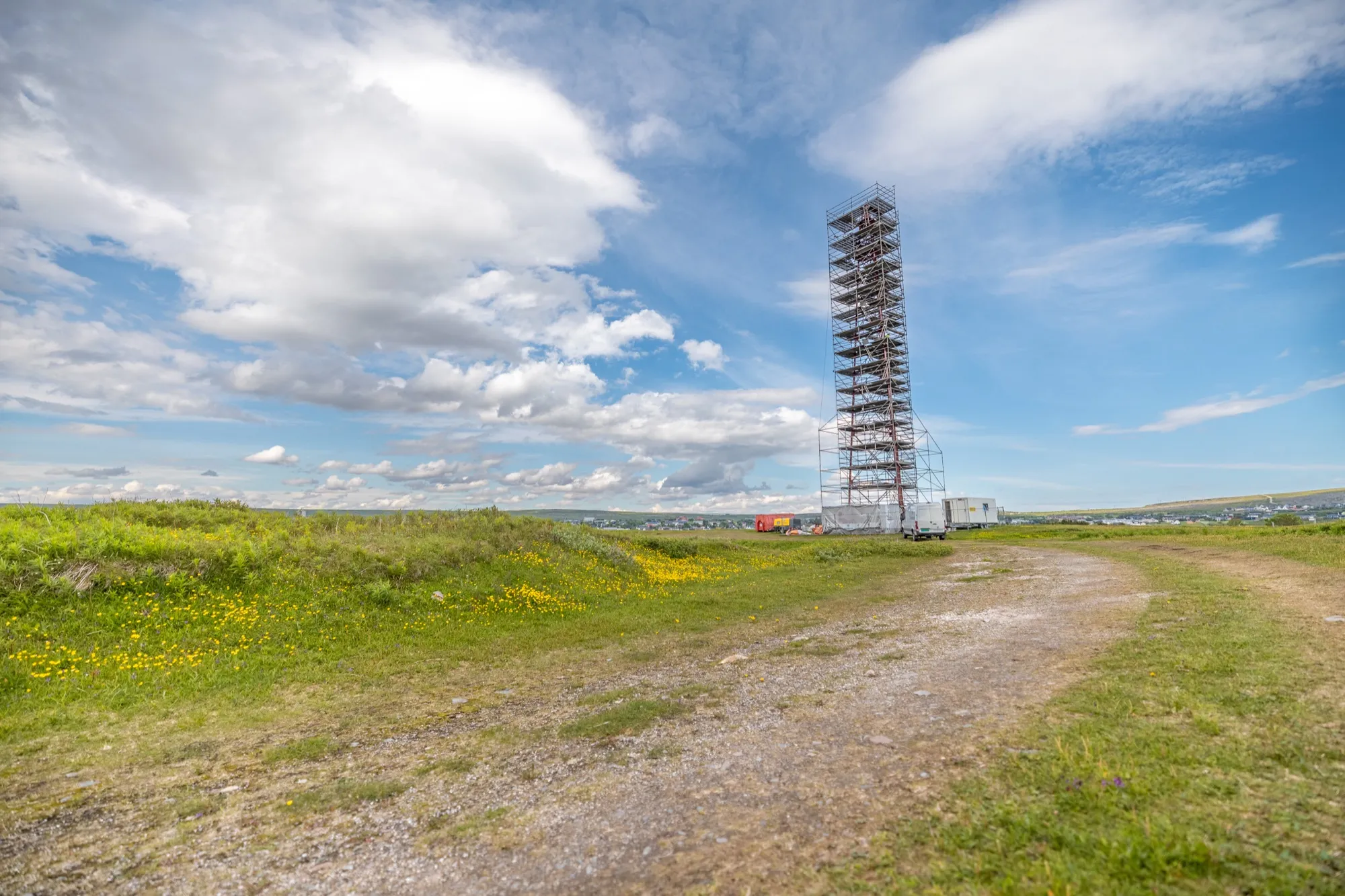 Luftskipsmasta på Vadsøya, med Vadsø by i bakgrunnen. Masta var under restaurering da bildet ble tatt sommeren 2024.