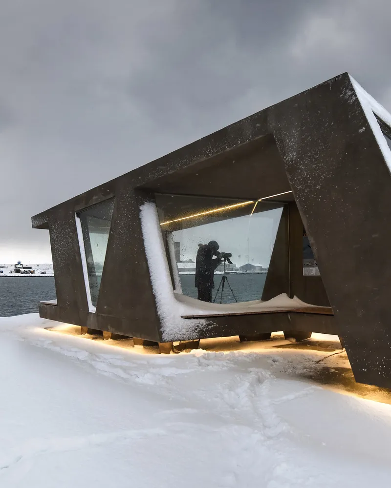 Fuglekikkerskjulet på moloen i Vadsø havn, snødekt en vinterkveld