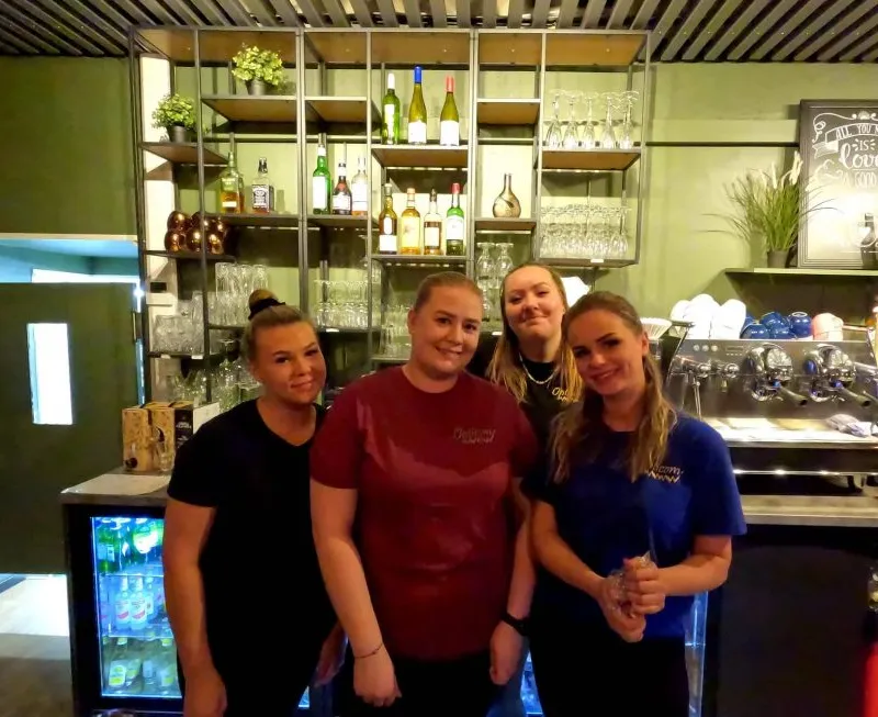 Gjester i baren hos Opticom i Vadsø sentrum