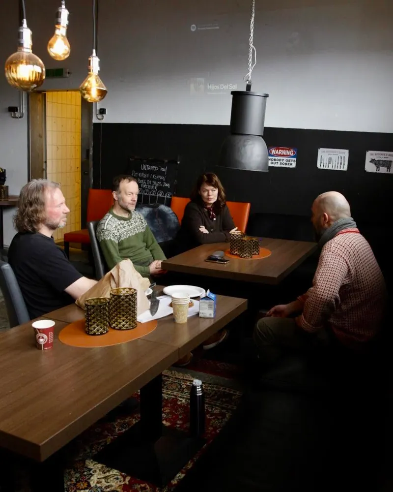 Gjester rundt bord i Qvænbryggs taproom i Vadsø