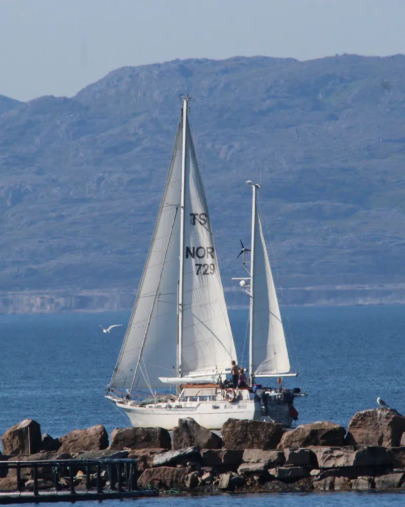 Seilbåt ved kysten i Varangerfjorden
