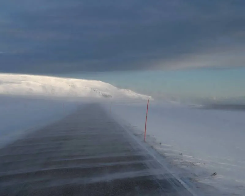 Snødekt vei gjennom landskapet i Varanger