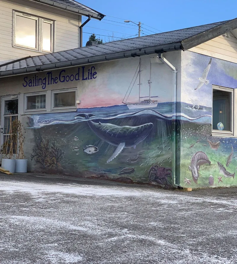 Veggmaleri av Sailing The Good Lifes seilbåt på husveggen deres i Vadsø