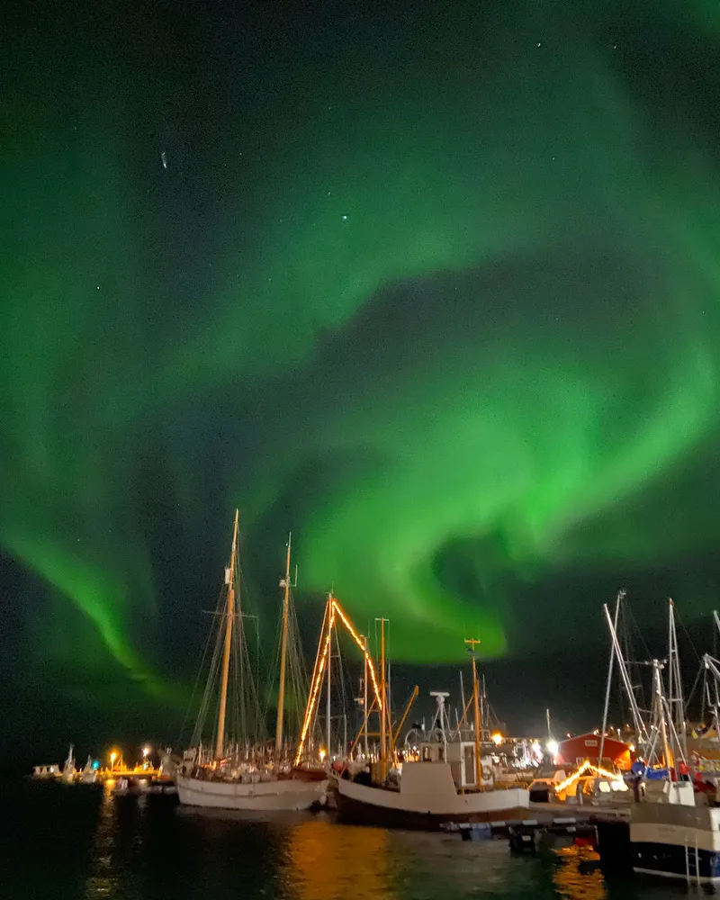 Nordlys over fiskebåtene i Vadsø havn