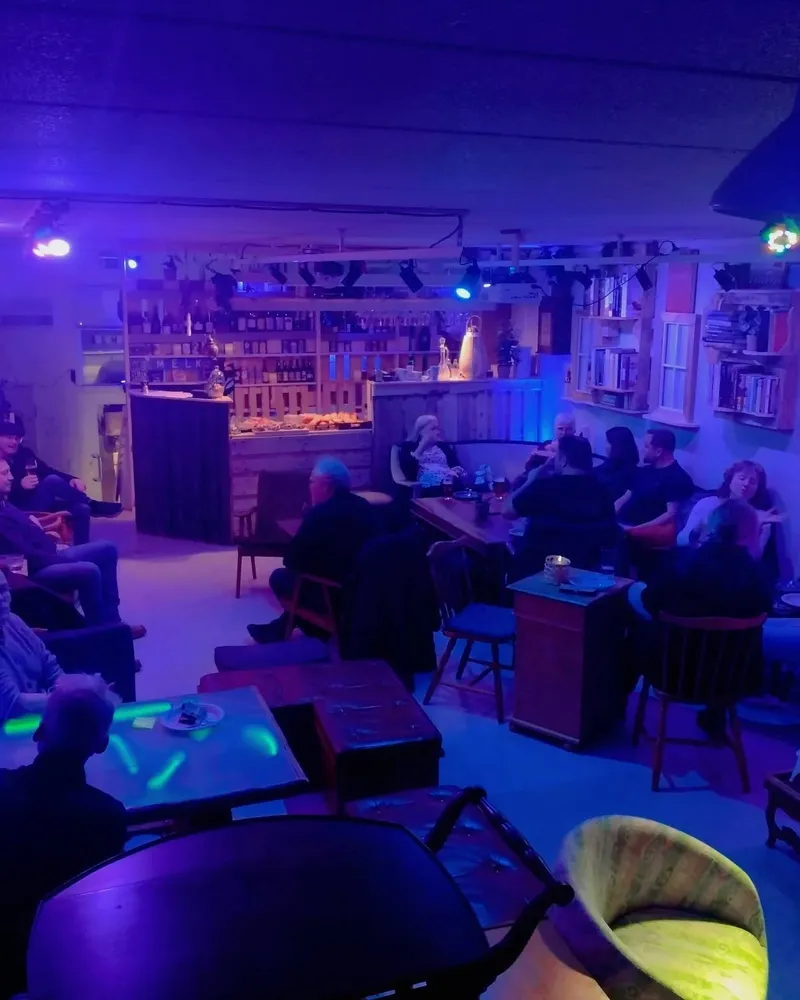 Gjester i sofaene på Smør sin scene- og barkveld i Vadsø