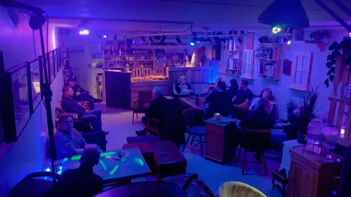 Guests on the sofas at Smør's stage and bar night in Vadsø