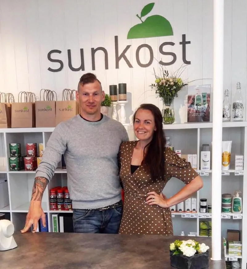 The owners of Sunkost Vadsø in the shop