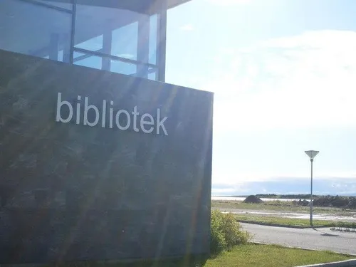 Vadsø bibliotek on a sunny day