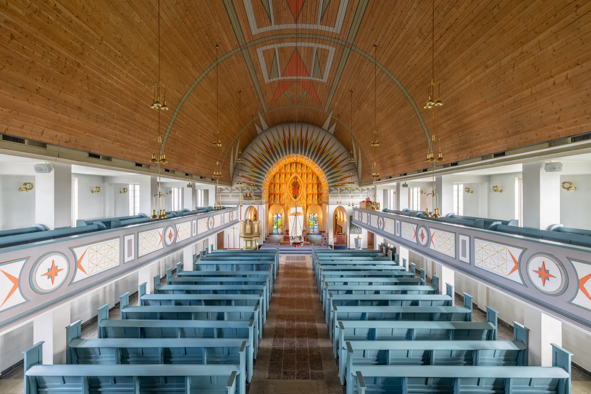The interior of Vadsø Church with Grete Thiis Schjetne’s decoration and the votive ship