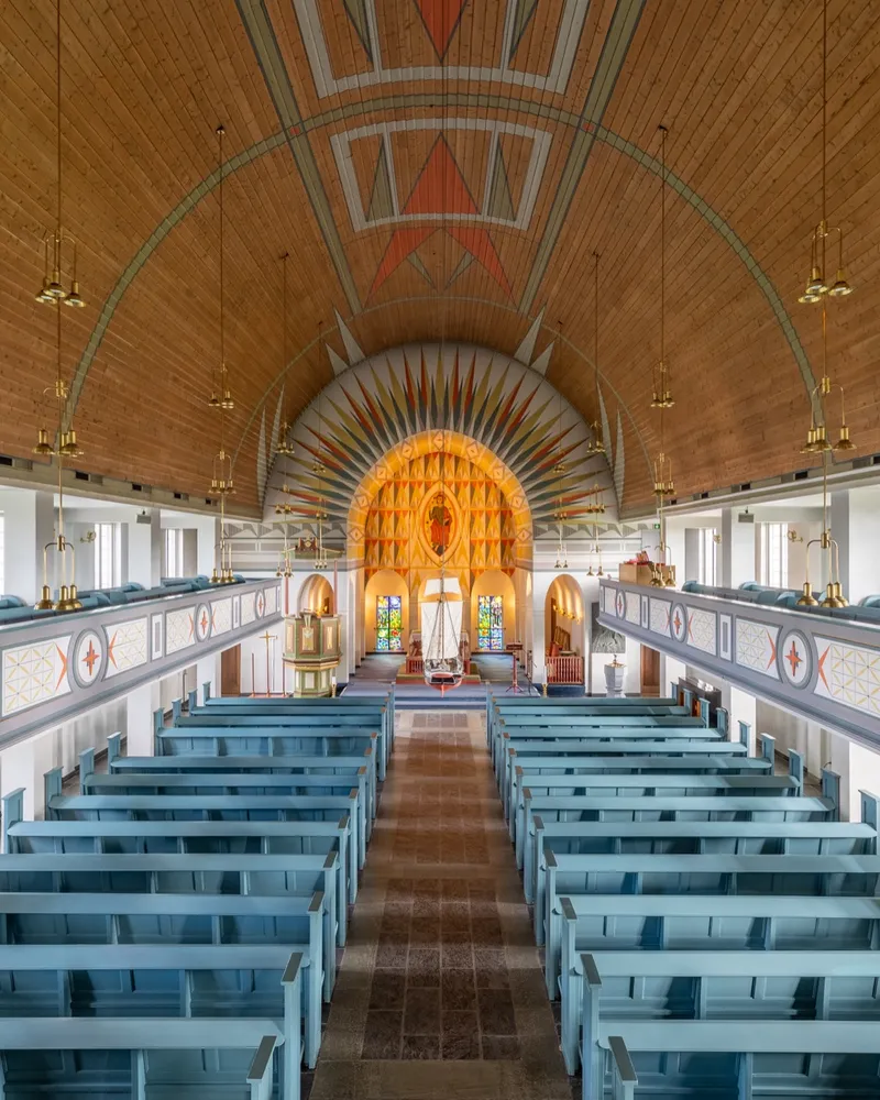 Kirkerommet i Vadsø kirke med Grete Thiis Schjetnes utsmykking og votivskipet