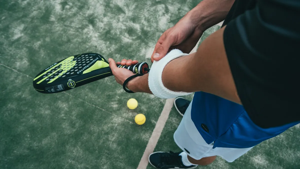 Padelspiller klargjør racket på padelbanen i Vadsø