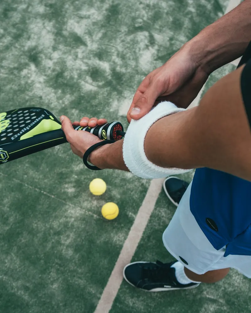 Padelspiller klargjør racket på padelbanen i Vadsø