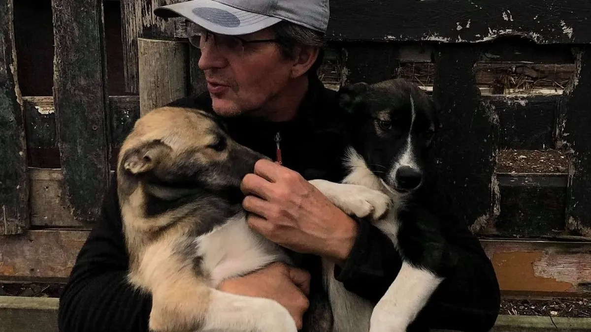 Vidar fra Varanger Husky med to hvalpsledehunder