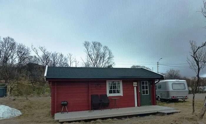 Rød hytte med terrasse hos Vestre Jakobselv Camping og Misjonssenter