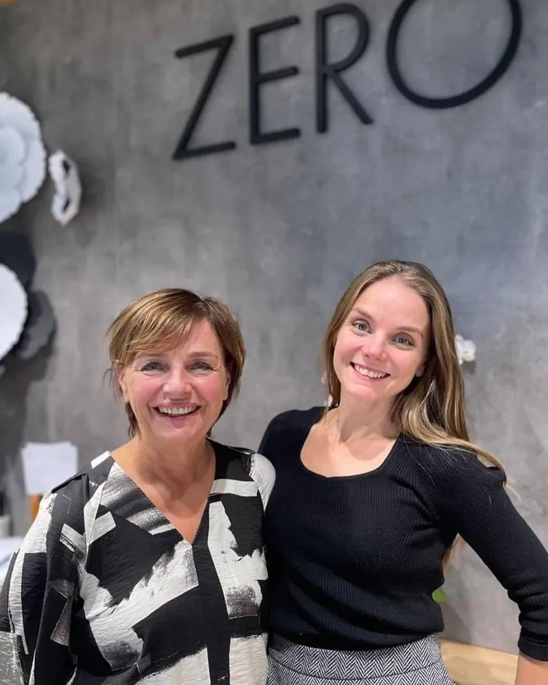 To ansatte foran Zero-logoen inne i butikken i Vadsø